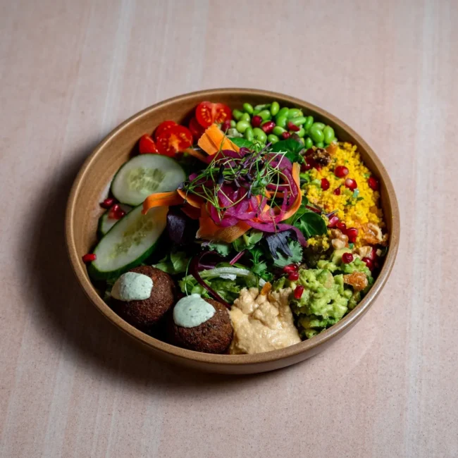 Falafel Bowl mit Cous-Cous, Avocado, Edamame und Joghurt-Minz-Sauce im Kiwis Frankfurt