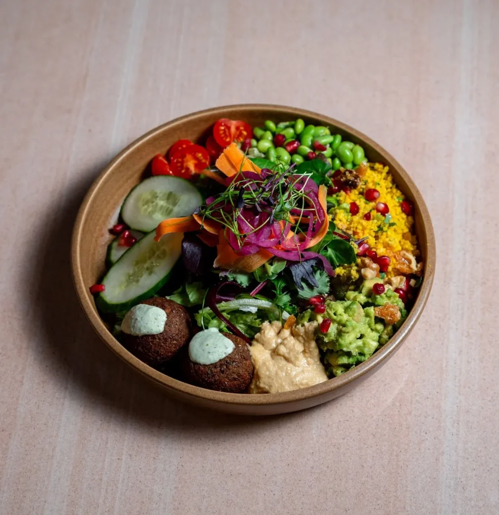 Falafel Bowl mit Cous-Cous, Avocado, Edamame und Joghurt-Minz-Sauce im Kiwis Frankfurt